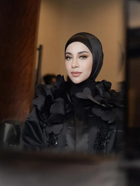 Cantiknya Aghnia Punjabi di potret kali ini dalam makeup bernuansa oranye. Area matanya dipertajam dengan winged-eyeliner dan bulu mata lentik yang menyempurnakan keseluruhan penampilannya di sini. [Foto: Instagram/emyaghnia]