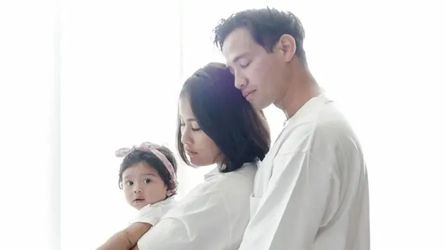 Jarang Tersorot, Ini 7 Momen Manis Keluarga Kecil Tarra Budiman