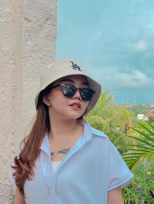 Pedangdut asal Banyuwangi ini memang kerap bergaya trendi. Ia selalu berhasil memadu padankan pakaian yang dirinya kenakan dengan topi yang dipakai. Perpaduan pas ini membuatnya terlihat makin keren.(Liputan6.com/IG/@syahiba_saufa)