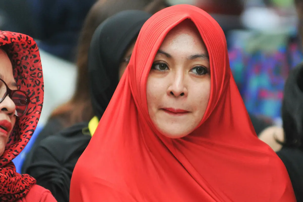 20160527-Gaya Kompak Angelina Sondakh dan Dewi Yasin Limpo Berhijab Merah Menyala-Jakarta