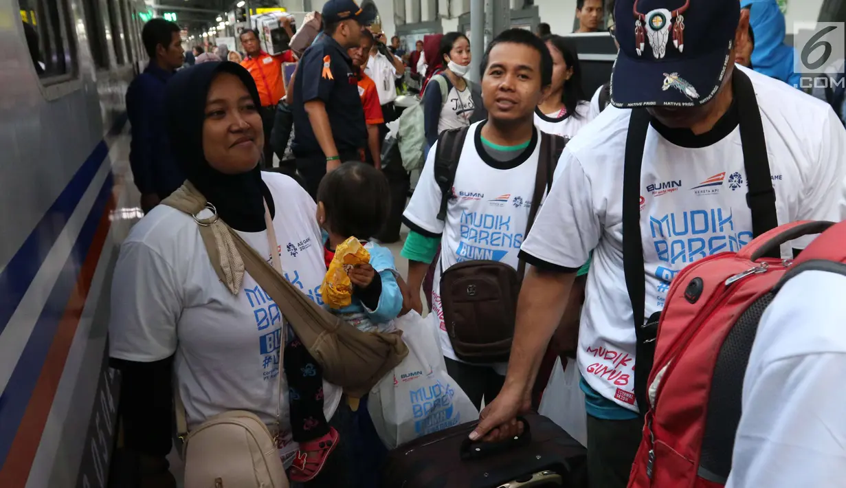 Peserta mudik gratis PT KAI bersiap menaiki kereta Brantas Lebaran di Stasiun Senen, Jakarta, Selasa (5/6). Bagi masyarakat yang ingin mengikuti program ini, keberangkatan 6-7 Juni 2018 masih tersedia kuota 179 orang. (Liputan6.com/Angga Yuniar)