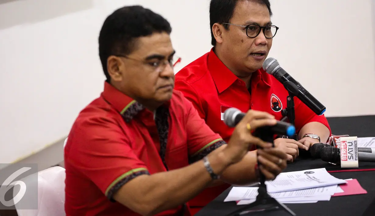 Wasekjen DPP PDI Perjuangan Ahmad Basarah (kanan) bersiap memberikan keterangan di Gedung DPP PDIP, Jakarta, Senin (9/1). Dalam HUT tersebut partai PDIP akan mencanangkan gerakan rehabilitasi hutan dan lahan. (Liputan6.com/Faizal Fanani)