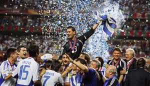 Yunani - Tak ada yang memprediksi Yunani akan menjadi Juara Euro 2004. Perjalanan terjalnya diawali dari keberhasilan mereka "mentas" dari grup neraka, kejutkan Prancis di perempat final, hadapi Ceko dalam semifinal, dan tumbangkan Skuat Ronaldo cs di babak final. (Foto: AFP/Soriano/Fife)