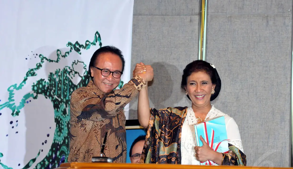 Sharif C Sutardjo dan Susi Pudjiastuti di acara serah terima jabatan Menteri Perikanan dan Kelautan, Jakarta, Rabu (29/10/2014). (Liputan6.com/Panji Diksana)