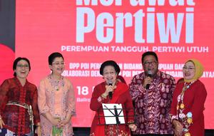 Ketua Umum PDI Perjuangan (Ketum PDIP) Megawati Soekarnoputri menyumbangkan suara emasnya di atas panggung dalam acara Peringatan Hari Ibu PDI Perjuangan. (Tim Media PDIP)