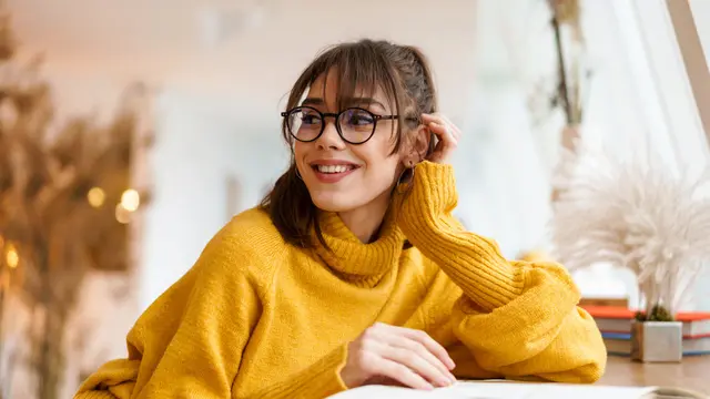 perempuan baju kuning bahagia