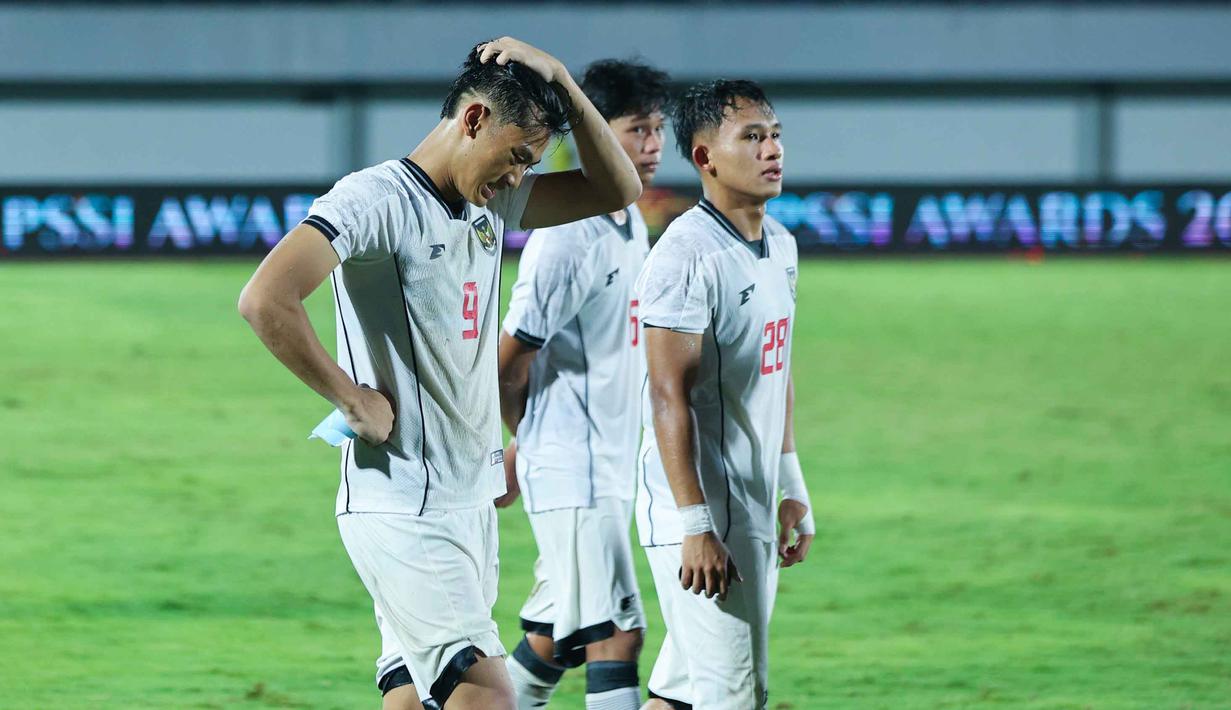Timnas Indonesia U-17 dijadwalkan kembali menghadapi China dalam laga uji coba berikutnya. Pertandingan tersebut akan digelar di Indomilk Arena, Tangerang, Banten pada Rabu (11/2/2026) malam WIB. Tampak dalam foto, pemain depan Timnas Indonesia U-17, Mochammad Mierza Firjatullah tertunduk usai bertanding melawan China dalam laga uji coba di Indomilk Arena, Tangerang, Banten, Minggu (8/2/2026). (Bola.com/M Iqbal Ichsan)