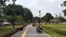 Aktivitas warga di Alun-Alun Kota Bogor, Jawa Barat, Senin (26/9/2022). Alun-alun yang memiliki jam operasional mulai pukul 05.00 WIB - 19.00 WIB ini diresmikan pada 17 Desember 2021 oleh Gubernur Jawa Barat Ridwan Kamil. (Liputan6.com/Magang/Aida Nuralifa)