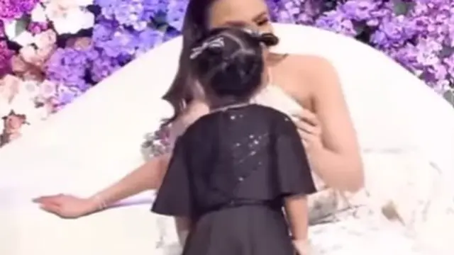 Ameena di pernikahan Mahalini (Instagram/mood.hits.official)