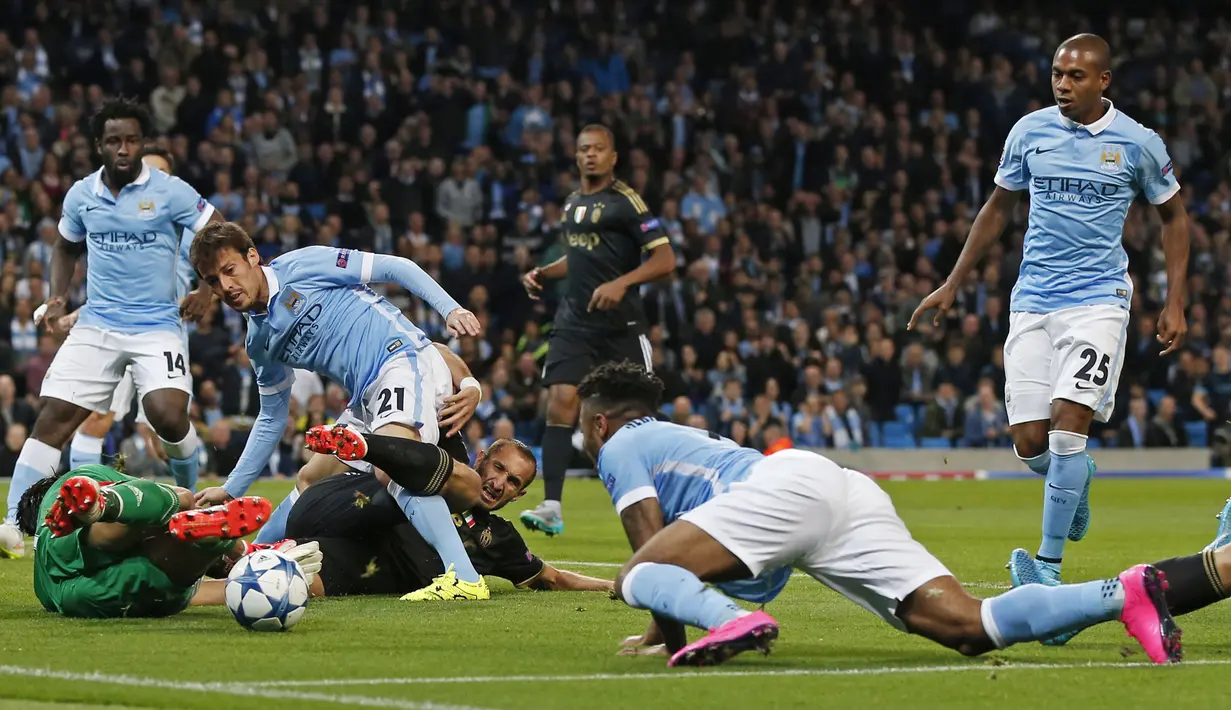 Kemelut di depan gawang Juventus kala melawan Manchester City di laga Grup D Liga Champions di Stadion Etihad, Manchester, Inggris, Rabu (16/9/2015) dini hari WIB. (Reuters/Phil Noble)