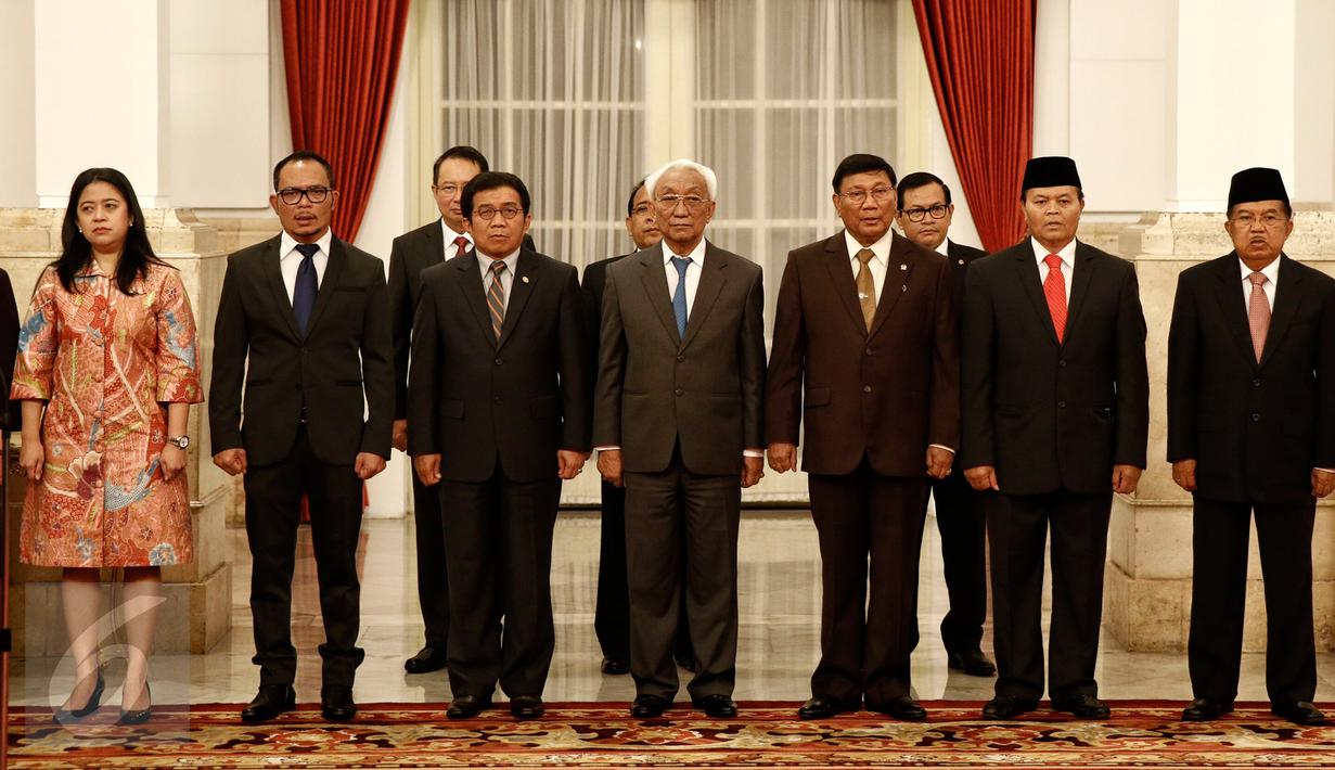 (Ki-ka) Menko PMK Puan Maharani, Menaker Hanif Dhakiri dan Ketua Dewan Komisioner OJK Muliaman Hadad  ketika menghadiri pelantikan Direksi dan Dewan Pengawas BPJS di Istana Negara, Jakarta, Selasa (23/2). (Liputan6.com/Faizal Fanani)