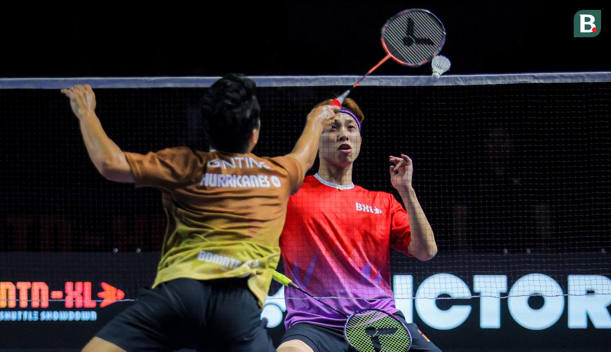 Pebulu tangkis Indonesia, Anthony Ginting (kiri) dari tim Hurricanes mengembalikan kok ke arah pebulu tangkis Jepang, Kodai Naraoka dari tim Rockets dalam laga tunggal putra Badminton XL 2025 di Istora Senayan, Jakarta, Minggu (05/10/2025). (Bola.com/Bagaskara Lazuardi)