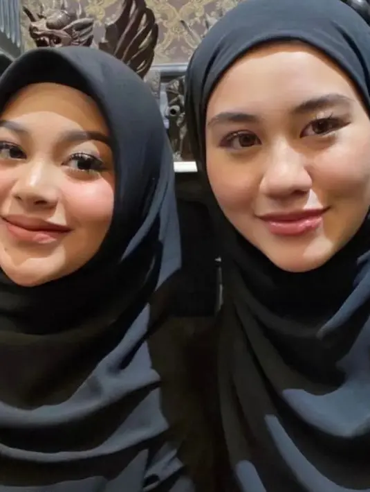 Belakangan ini, Aaliyah pun mengikuti kajian bersama Aurel dan rekan artis lainnya. Aaliyah dan Aurel pun tampil dengan kerudung warna hitam serasi. [@aaliyah.massaid]