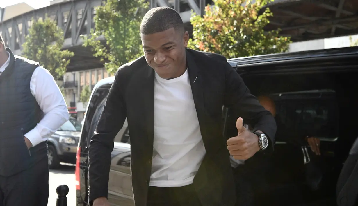 Penyerang Paris Saint-Germain, Kylian Mbappe tiba untuk menjalani sidang banding di markas federasi sepakbola Prancis (FFF), Paris, Kamis (20/9). Mbappe mendapatkan kartu merah pertama dalam karirnya saat menghadapi Nimes. (AFP/Lionel BONAVENTURE)