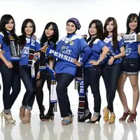 Mereka pendukung klub sepak bola Persib. Tapi gak terlihat garang, kan? Ini karena wajah mereka yang manis. Mojang Bandung, euy!