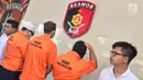 Sejumlah tersangka kasus pemalsuan, pencurian data elektronik, dan pencucian uang ditampilkan di Polda Metro Jaya, Jakarta, Senin (18/12). Polda Metro Jaya berhasil menangkap sembilan orang WNA dan tiga orang WNI. (Liputan6.com/Immanuel Antonius)