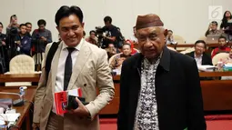 Yusril Ihza Mahendra dan Zain Badjeber memenuhi Undangan Pansus Hak Angket KPK di Senayan, Jakarta, Senin (10/7). Keduanya dipanggil untuk dimintai masukan mengenai kedudukan KPK dalam struktur ketatanegaraan. (Liputan6.com/Johan Tallo)