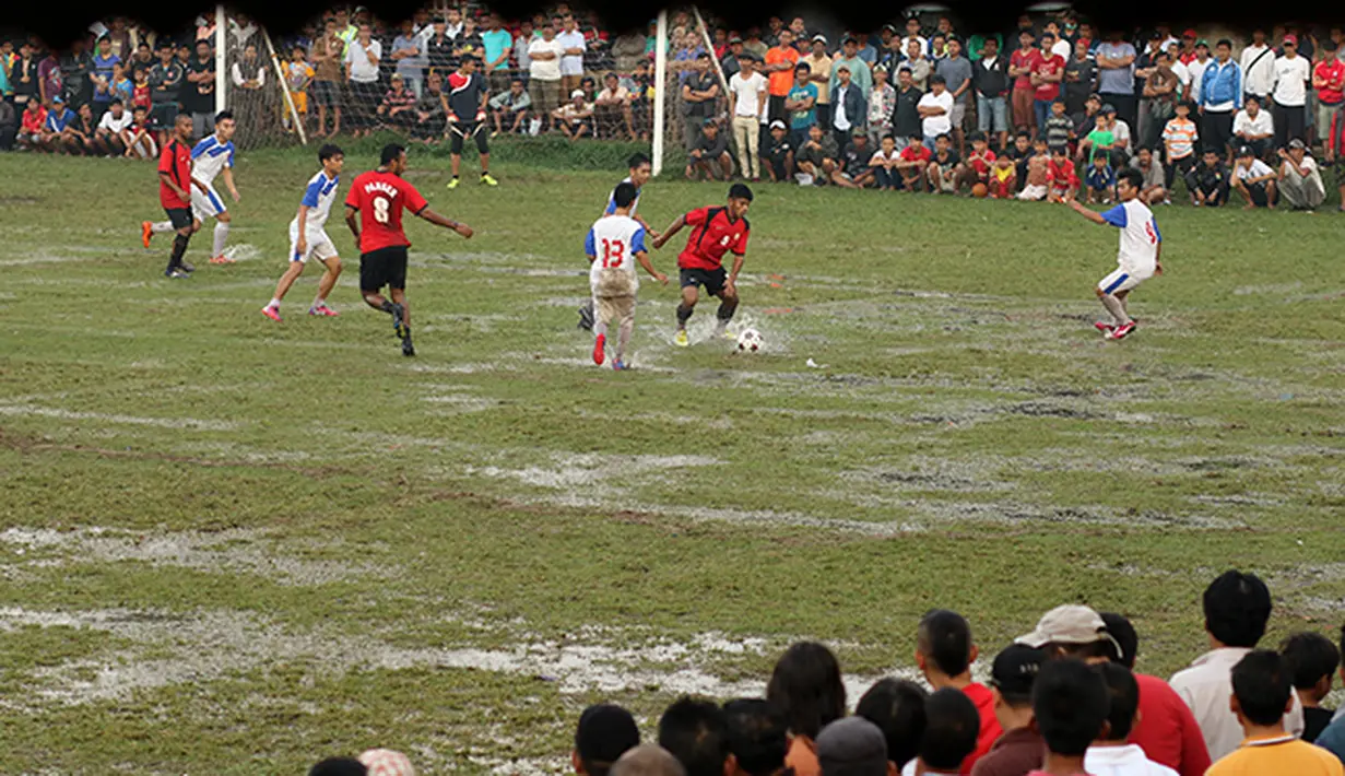 Lapangan sepak bola Latus, Kedaung Tangerang Selatan sebagai lokasi sepak bola tarkam. (Bola.com/Peksi Cahyo)