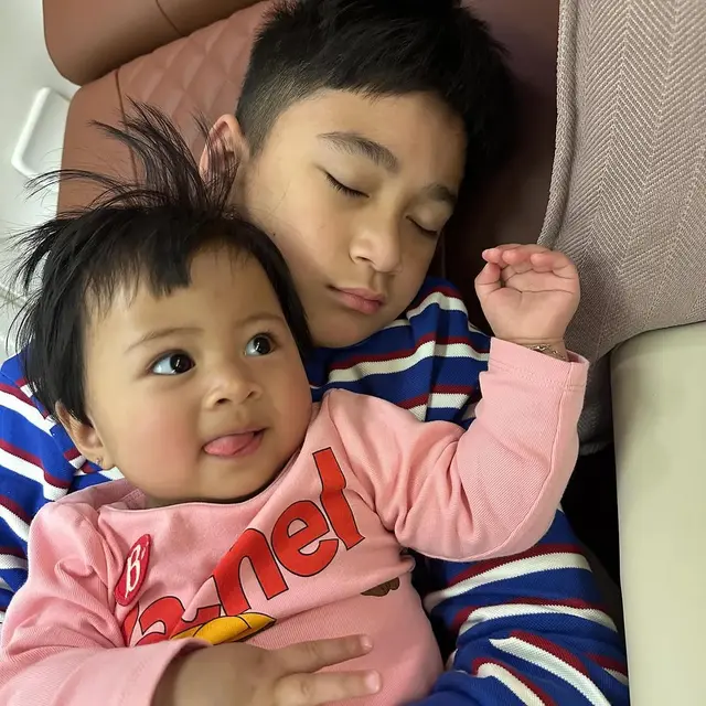 Momen Menggemaskan, Rafathar Gendong Lily