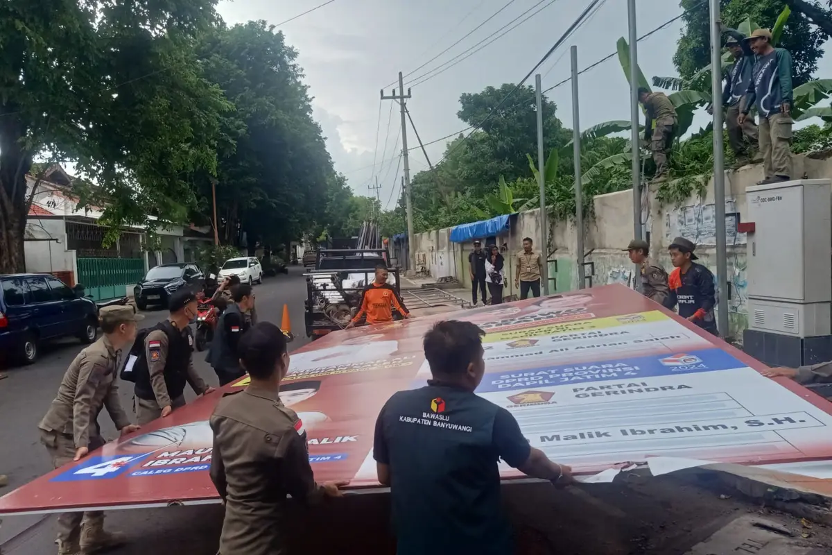 Proses penertiban APK Kampnyae Pemilu 2024 (Istimewa)