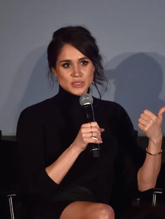 Wanita cantik berusia 35 tahun ini tampak keluar dari kediamannya dengan menggunakan kaca mata hitam.  (AFP/Bintang.com)