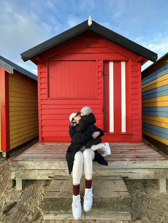 Tampilan Putri Anne tersebut pun serasi dengan si kecil yang sama sama mengenakan padding jaket hitam.  Credit: (@anneofficial1990)