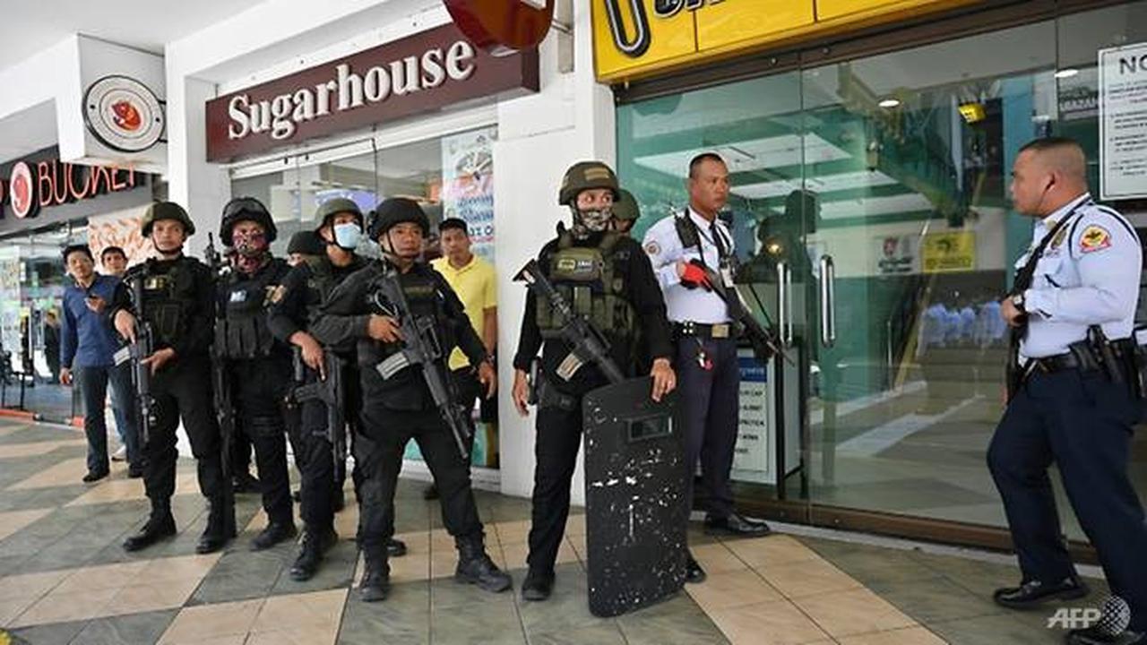 Walikota bagian Manila mengatakan kepada wartawan bahwa seorang penjaga keamanan menahan hingga 30 orang di kantor administrasi dan telah menembak setidaknya satu orang.