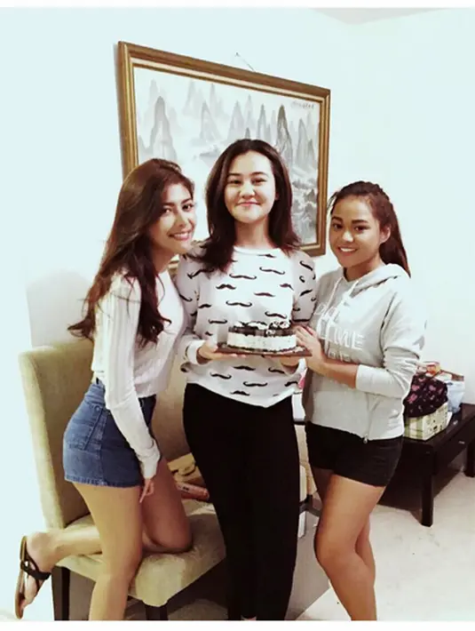 Suprprise kue ulang tahun dari temannya. Aaliyah lahir di Jakarta pada 8 Maret 2001. (Bintang.com/@aaliyah.massaid)