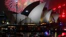 Kemeriahan pesta kembang api di atas Sydney Opera House, Sydney, Australia (31/12). Pesta kembang api menjelang tahun baru di kota Sydney adalah salah satu yang terbesar dan termegah di dunia. (Reuters/Jason Reed)