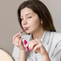 Tips memakai lip vinyl agar tidak kering dan on point seharian. (foto: jcomp/freepik)