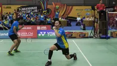 Ganda putri Exist, Jesita Miantoro / Melani Mamahit, merayakan kemenangan atas ganda Jaya Raya, Lanny Mayasari / Tryola Nadia, pada final tim beregu Pembangunan Jaya Cup 2019 di GOR Jaya Raya, Banten, Sabtu (21/12). Exist menang 3-1 atas Jaya Raya. (Bola.com/Vitalis Yogi Trisna)