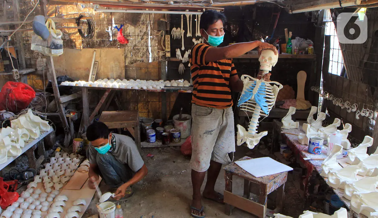 Pekerja membuat manekin anatomi tubuh manusia di Cinangka, Jawa Barat, Kamis (30/7/2020). Produksi industri rumahan kembali produktif setelah sempat tutup terdampak pandemi covid-19 selama empat bulan. (Liputan6.com/Johan Tallo)