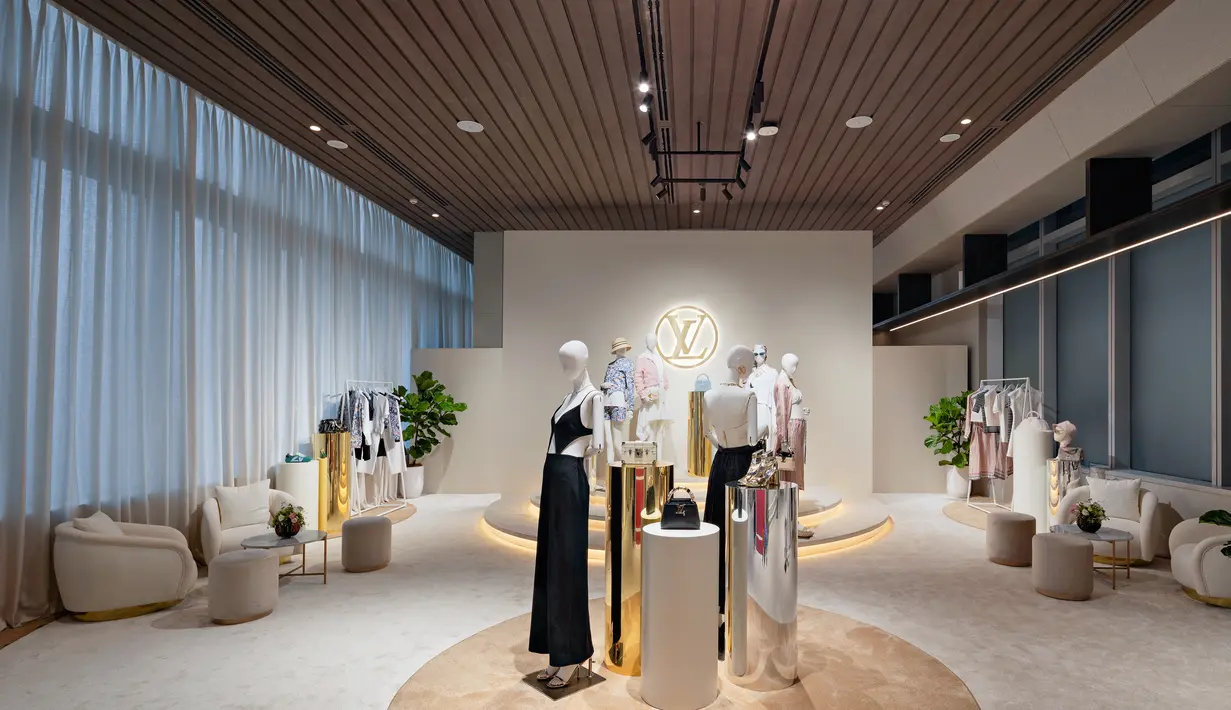 Acara ini khusus untuk para pelanggan VIP dan tamu undangan khusus. Mereka dapat melihat dan membeli secara langsung koleksi Women’s Resort and Pre-Fall Collections 2025 lebih dulu sebelum terjual di dalam butik. Seru bukan? / Foto: Fimela.com.
