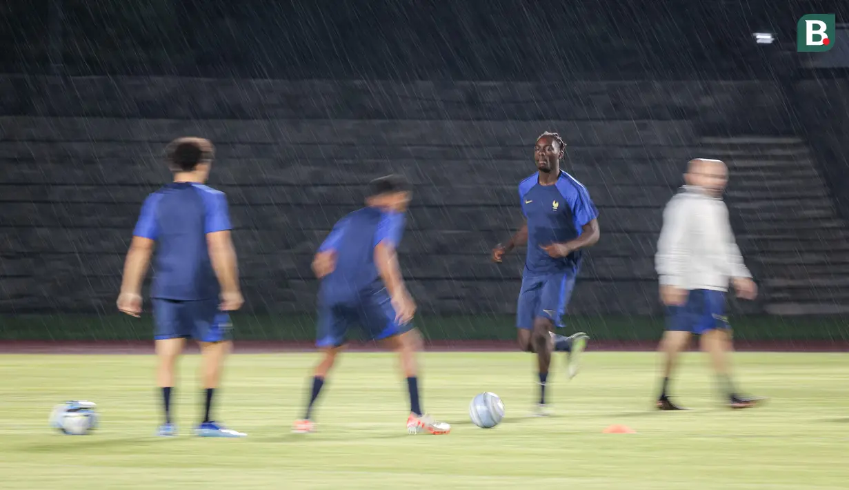 Pemain Timnas Prancis U-17, Arthur Tchaptchet (kedua kanan) menggiring bola saat latihan di tengah hujan jelang laga final Piala Dunia U-17 2023 melawan Timnas Jerman U-17 di Stadion Sriwedari, Solo, Jawa Tengah, Kamis (30/11/2023). (Bola.com/Bagaskara Lazuardi)