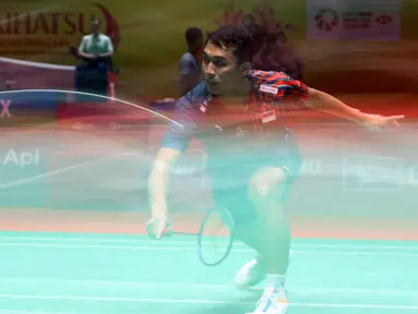Pebulu tangkis tunggal putra Indonesia, Jonatan Christie berusaha mengembalikan kok ke Lin Chun-yi (Chinese Taipei) pada babak 16 besar Indonesia Masters 2025 di Istora Gelora Bung Karno, Senayan, Jakarta, Kamis (23/1/2025). (Liputan6.com/Herman Zakharia)