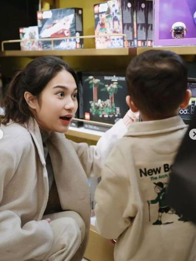 6 Potret Kedekatan Azizah Salsha dengan Rayyanza Saat Liburan di Inggris