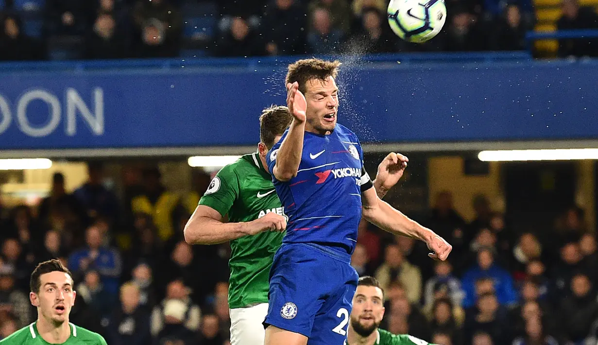 Duel udara yang dilakukan Cesar Azpilicueta pada laga lanjutan Premier League yang berlangsung di Stadion Stamford Bridge, London, Kamis (4/4). Chelsea menang 3-0 atas Brighton Albion. (AFP/Glyn Kirk)
