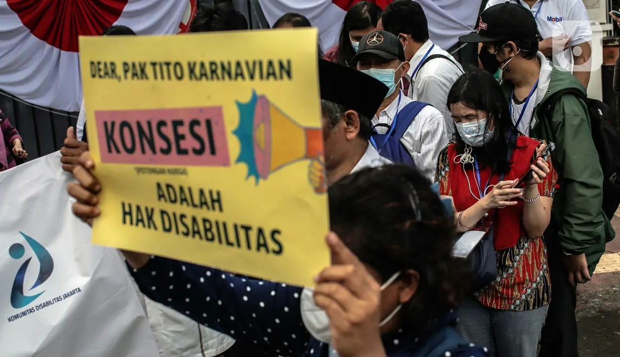 Sejumlah orang yang tergabung dalam Koalisi Organisasi Penyandang Disabilitas DKI Jakarta menggelar aksi di depan Kementerian Dalam Negeri (Kemendagri), Jakarta, Jumat (2/9/2022). Mereka mendesak Kemendagri memperbaiki substansi Raperda DKI Jakarta tentang Disabilitas. (Liputan6.com/Faizal Fanani)