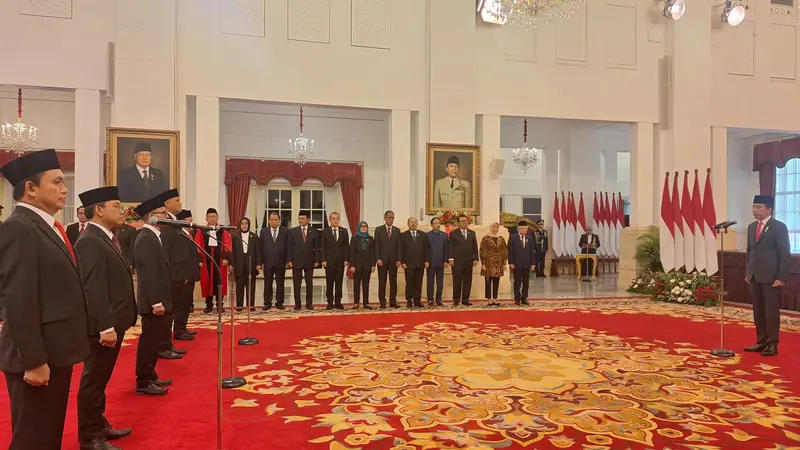 Presiden Joko Widodo atau Jokowi melantik anggota Komisi Pengawas Persaingan Usaha (KPPU) periode 2023-2028 di Istana Negara, Jakarta, Kamis (18/1/2024) (Liputan6.com/Lizsa Egaham)
