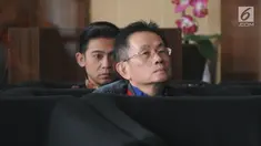 Pemilik PT Purna Arena Yudha (PAY), Simon Susilo menunggu untuk pemeriksaan di Gedung KPK, Rabu (6/2). Simon diperiksa sebagai tersangka kasus dugaan suap pengadaan barang dan jasa di lingkungan Pemkab Lampung Tengah tahun 2018. (Merdeka.com/Dwi Narwoko)