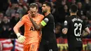 Penampilan buruk tersebut membuat kiper berkebangsaan Republik Ceko ditarik ke luar lapangan saat waktu masih menunjukkan 15 menit.