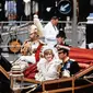 Raja Charles III, atau saat itu masih bergelar Pangeran Wales, dan istrinya, Lady Diana, tiba dengan kereta di Istana Buckingham pada 29 Juli 1981, setelah pernikahan mereka di Katedral St Paul. (POOL/AFP)