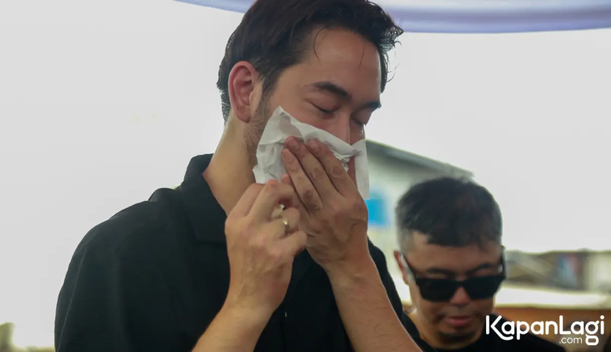 Duka mendalam dirasakan Jeje, matanya tampak sembab. Dan beberapa kali mengusap air matanya. Jeje bersyukur karena masih bisa mengantarkan ke tempat peristirahatan terakhir sang ibunda. [Foto: KapanLagi.com®/Muhammad Akrom Sukarya]