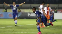 Ekspresi pemain Persib, Zulham Malik Zamrun, setelah mencetak gol kedua Persib ke gawang Pusamania Borneo FC dalam laga leg kedua perempatfinal Piala Presiden 2015 di Stadion Si Jalak Harupat, Bandung, Sabtu (26/9/2015). (Bola.com/Arief Bagus)