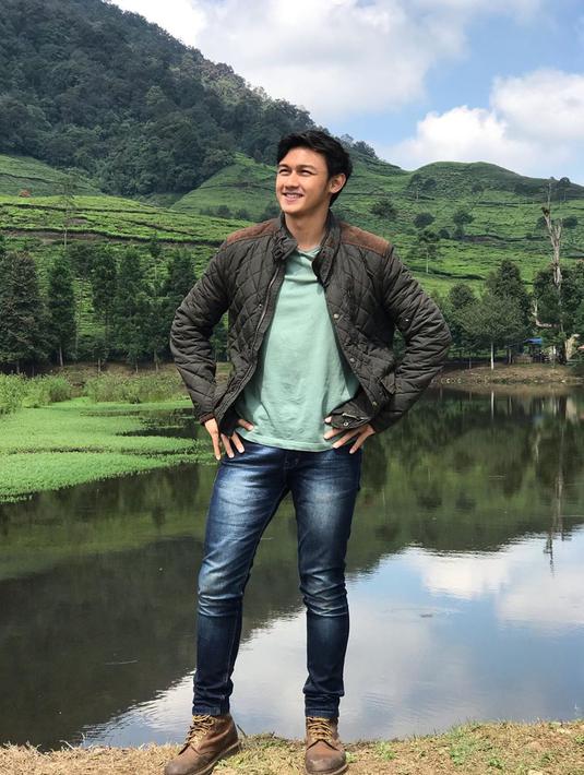 Gaya OOTD Caesar Hito memang sering jadi sorotan netizen. Penampilannya di alam terbuka dengan kaus berwarna hijau yang dipadukan dengan jaket senada ini juga terlihat menawan. (Liputan6.com/IG/@hitocaesar)