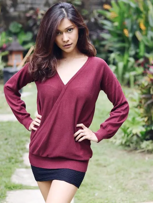 Selanjutnya, Nana terlihat begitu seksi dengan tampilan busananya seperti ini. Ia mengenakanrok mini hitam dengan blus lengan panjang berwarna maroon. Rambut panjangnya pun juga dibiarkan terurai. (Instagram/nanamirdad)