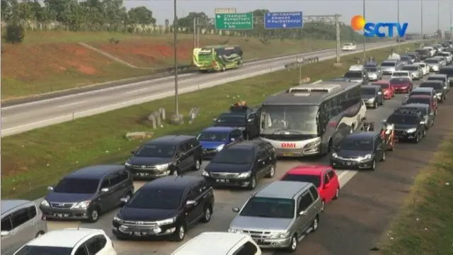 Pemudik Membludak, Laju Kendaraan di Ruas Tol Cipali KM 72 Nyaris Tak Bergerak