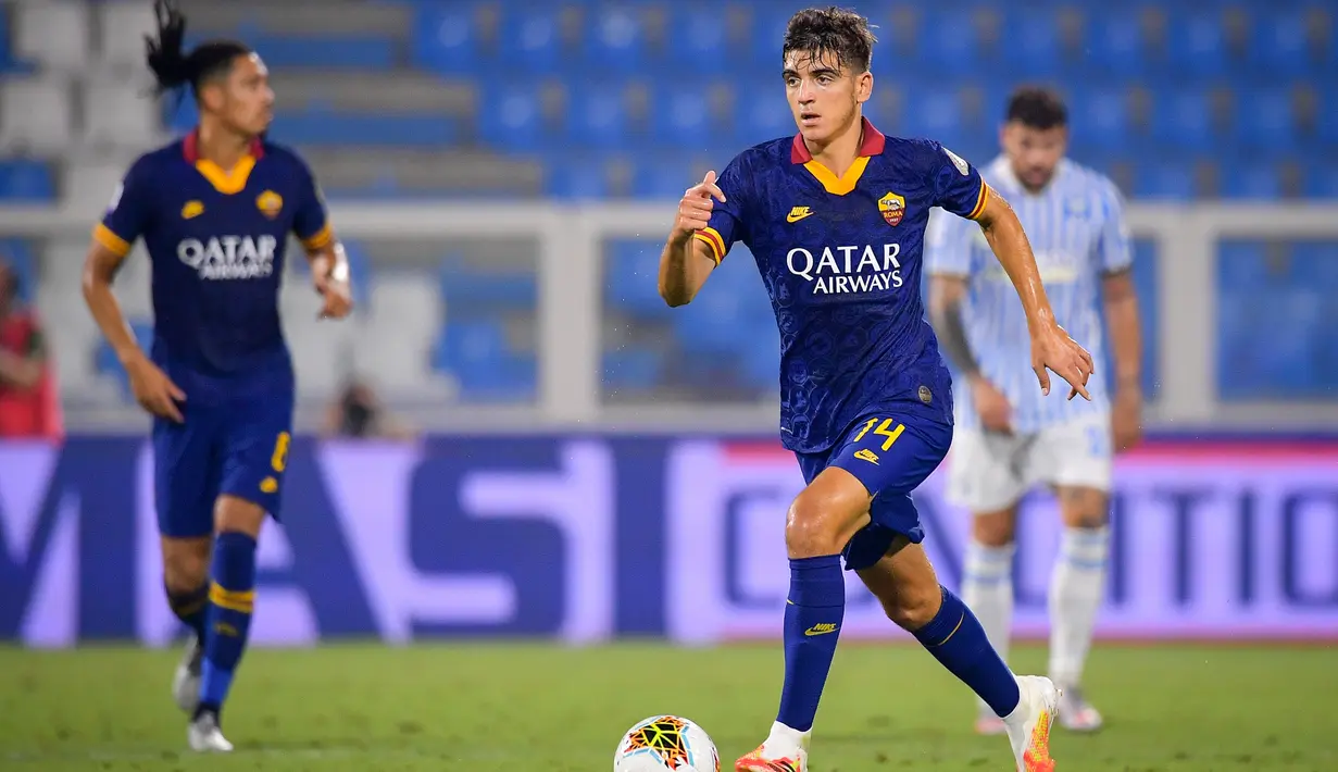 Gelandang AS Roma, Gonzalo Villar menggiring bola saat bertanding melawan SPAL pada pertandingan lanjutan Liga Serie A Italia di stadion Paolo Mazza di Ferrara, Italia, Rabu, (22/7/2020). Roma menang telak 6-1 atas SPAL. (Fabio Rossi/LaPresse via AP)