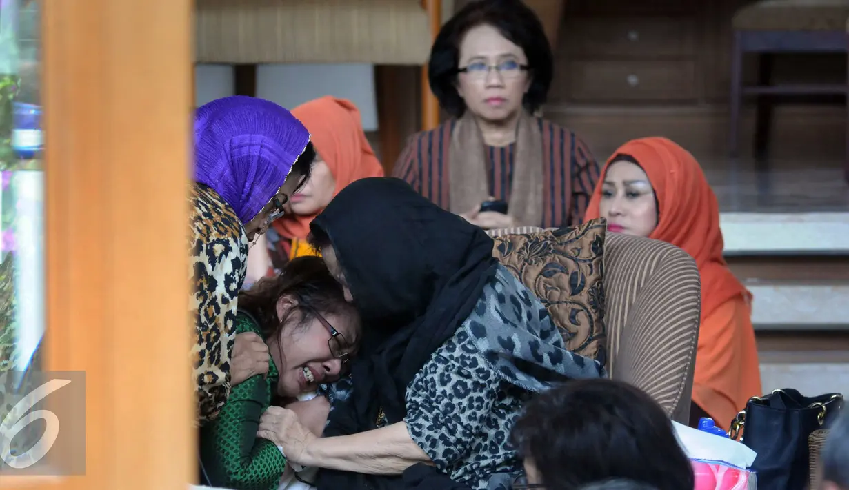 Keluarga dan kerabat dekat berduka di depan jenazah Adnan Buyung Nasution di kediamannya di kawasan Lebak Bulus, Jakarta, Rabu (23/9/2015). Adnan menghembuskan napas terakhir pada pagi tadi pukul 10.15 WIB. (Liputan6.com/Helmi Afandi)