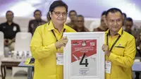 Ketua Umum Partai Golkar (kiri), Airlangga Hartarto mendapatkan nomor 4 sebagai peserta pemilu 2019 saat pengundian nomor urut parpol di kantor KPU, Jakarta, Minggu (19/2). (Liputan6.com/Faizal Fanani)